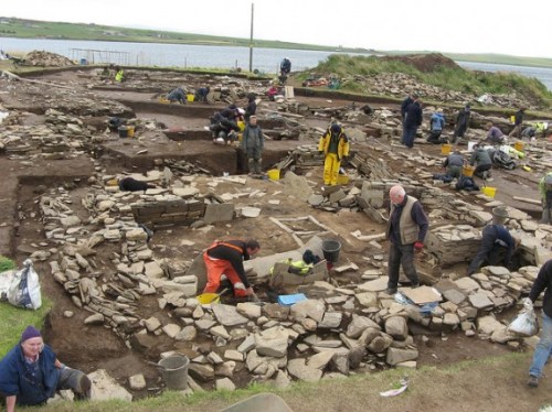 Archaeologists excavate the ruins. Photo: Susan van Gelder